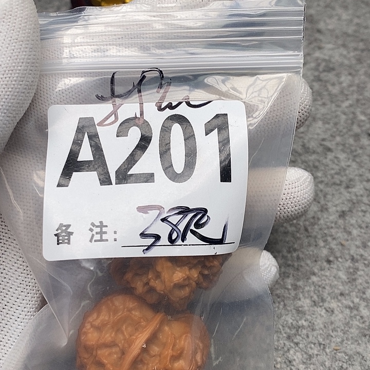 文玩核桃吊坠三棱