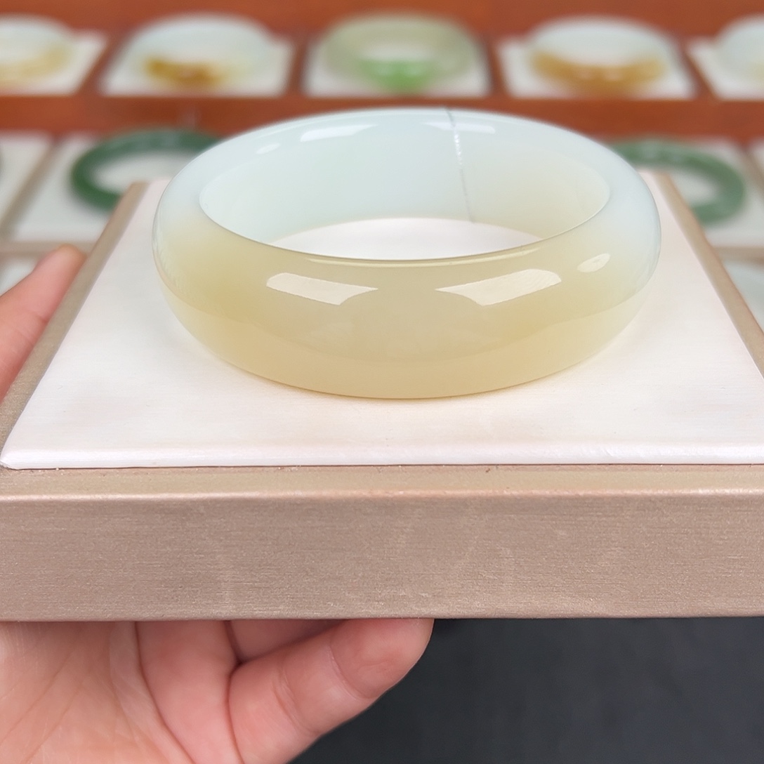 和田玉未镶嵌手镯糖白