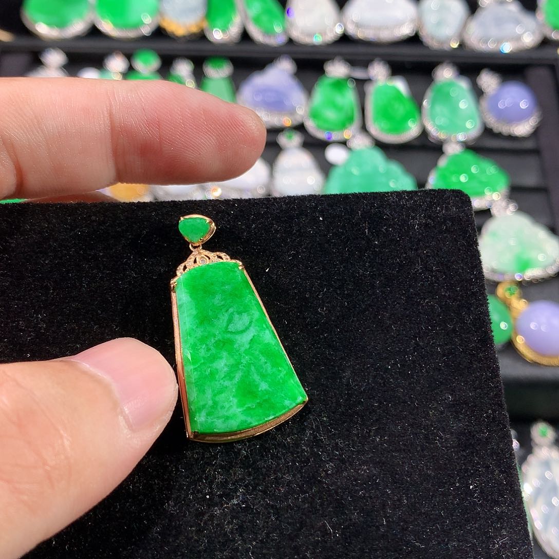 翡翠18K金镶嵌颈饰