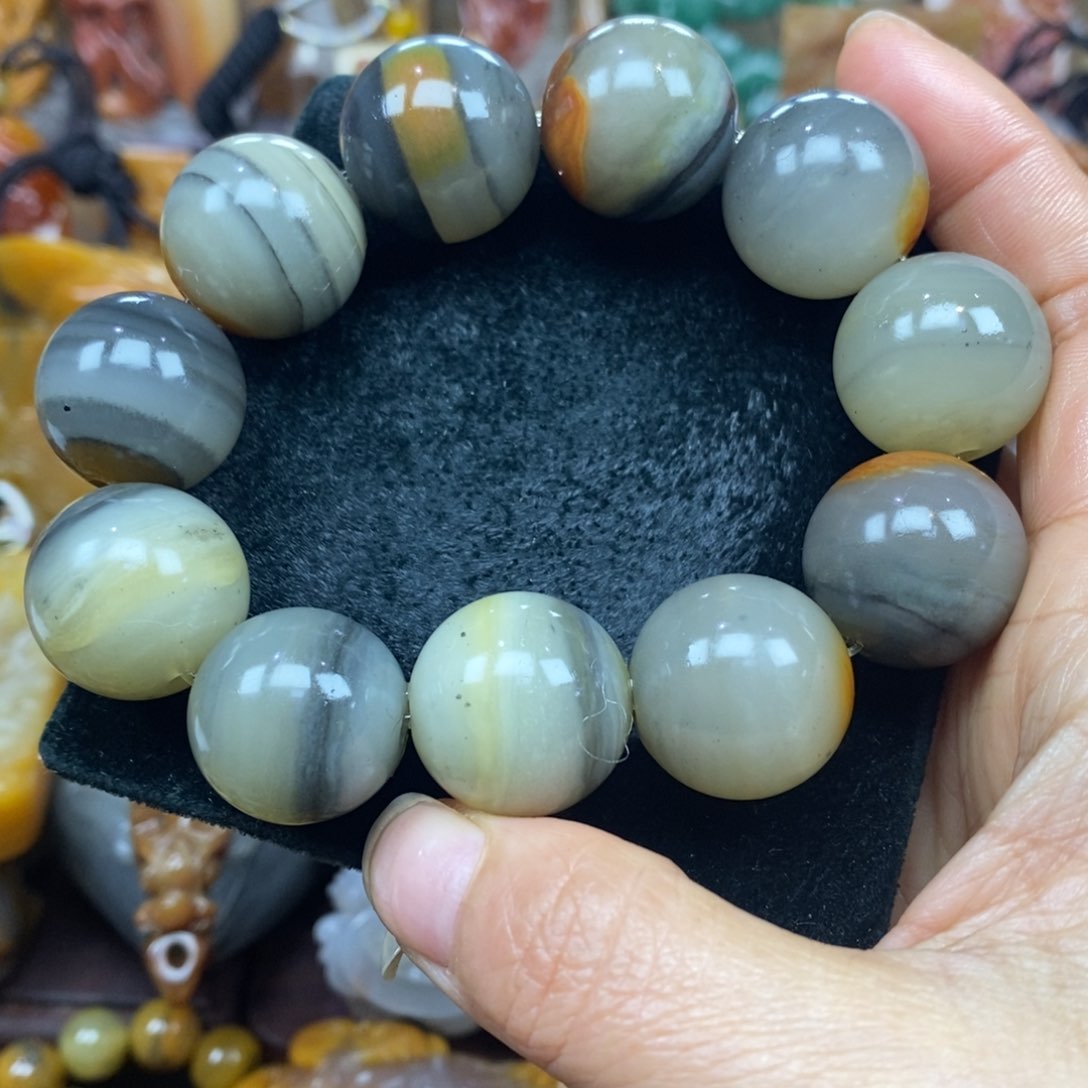 未镶嵌石英质玉（黄龙玉）颈饰