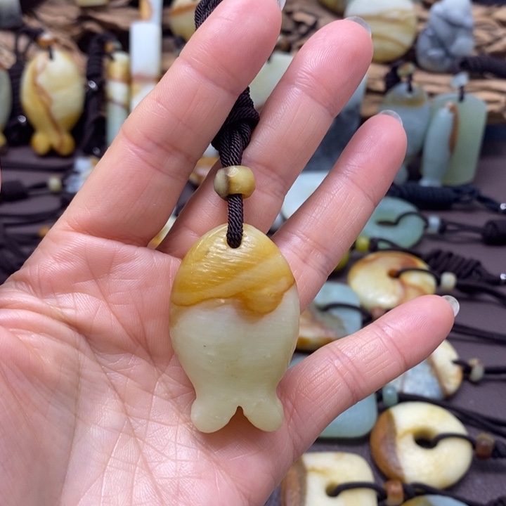 蛇纹石玉未镶嵌颈饰