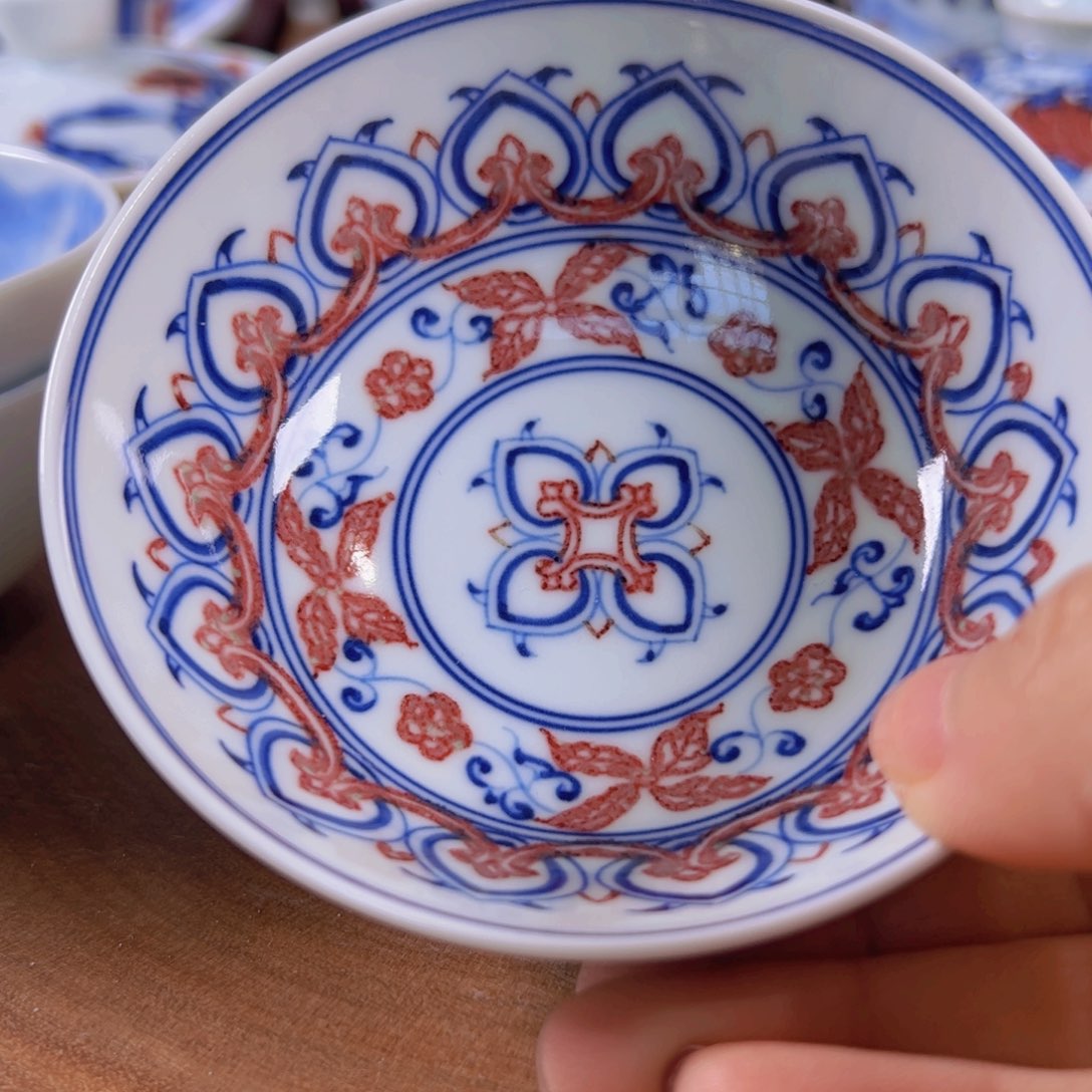 青花釉里红宝相纹卧足杯