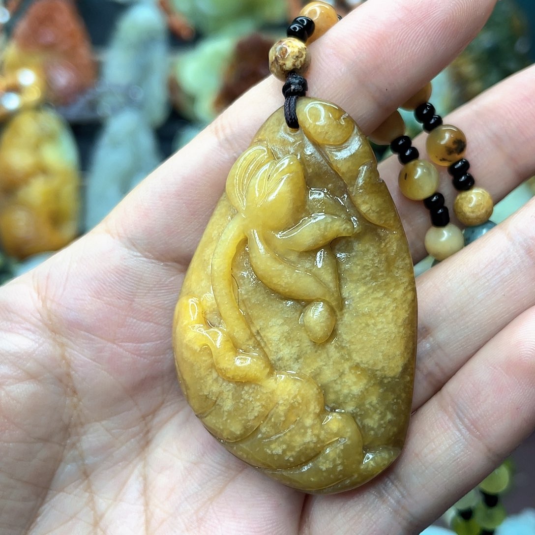 蛇纹石玉颈饰未镶嵌