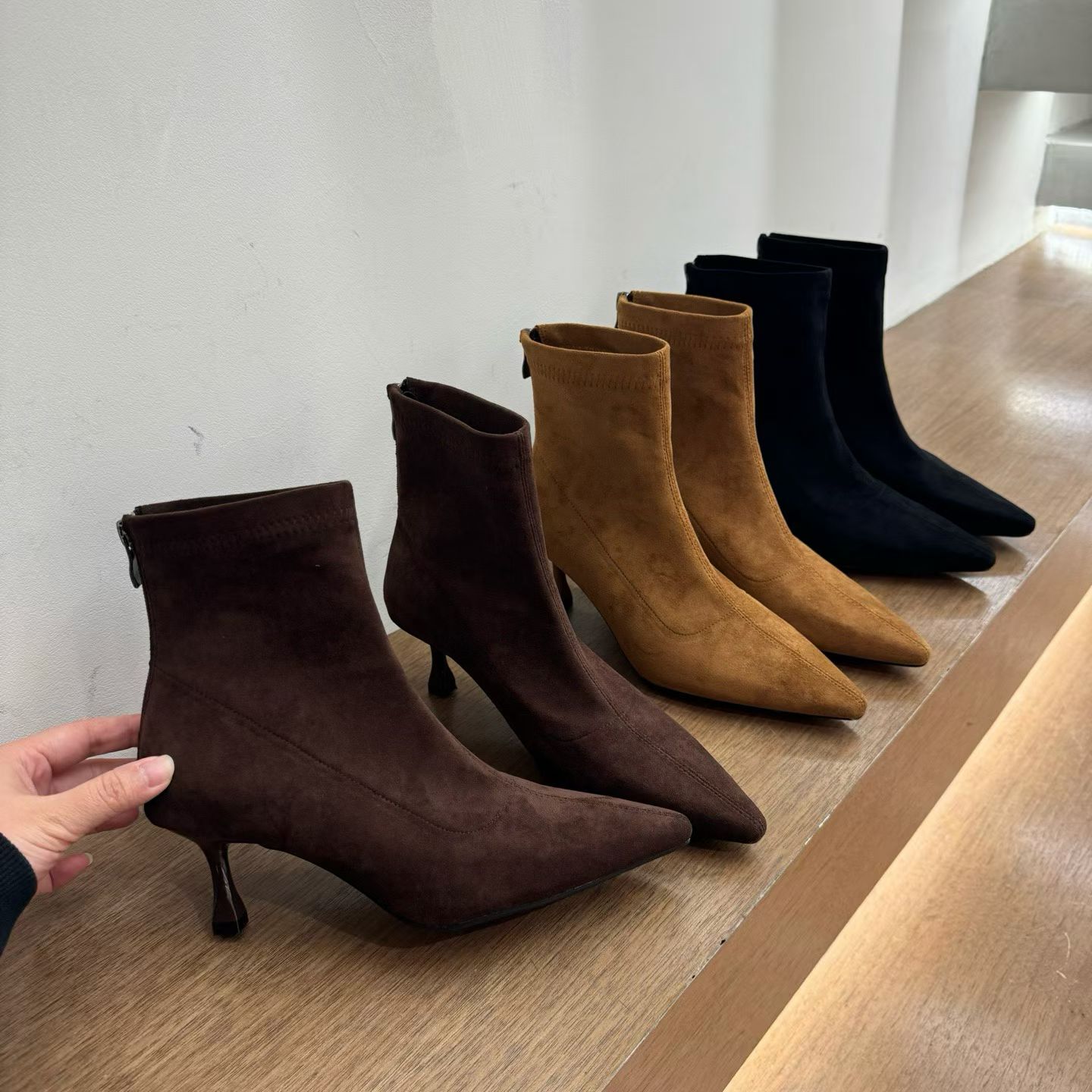 法式气质尖头高跟短靴女瘦瘦靴2025秋冬新款绒面细跟后拉链时装靴