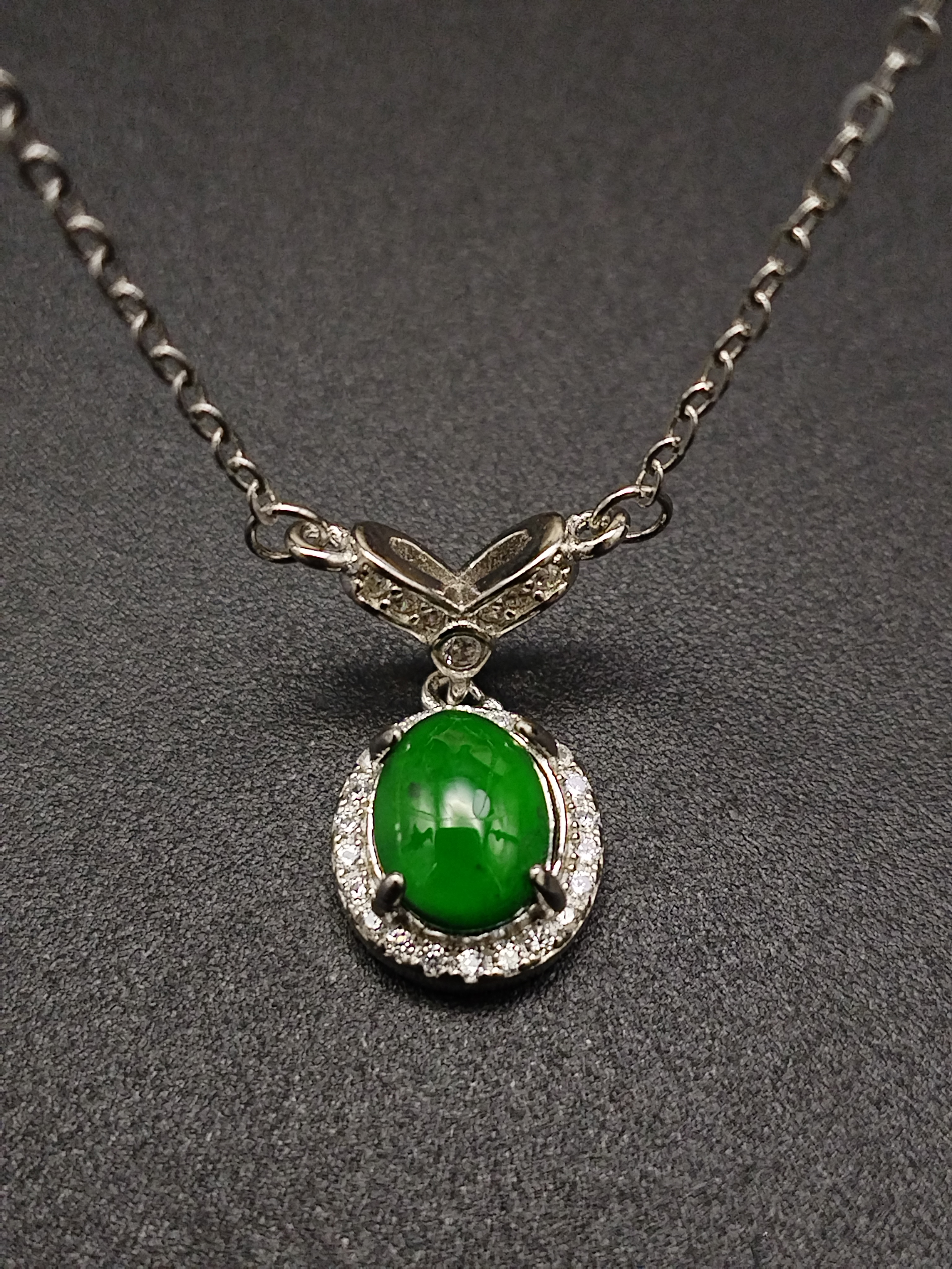 纯天然A货翡翠冰种阳绿蛋面S925银镶吊坠女款时尚套链