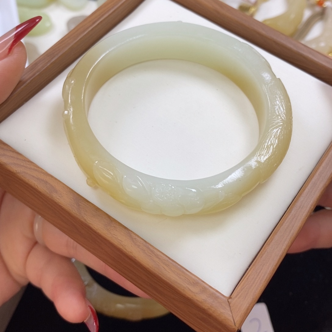 【闪购商品】和田玉手镯54未镶嵌小*?