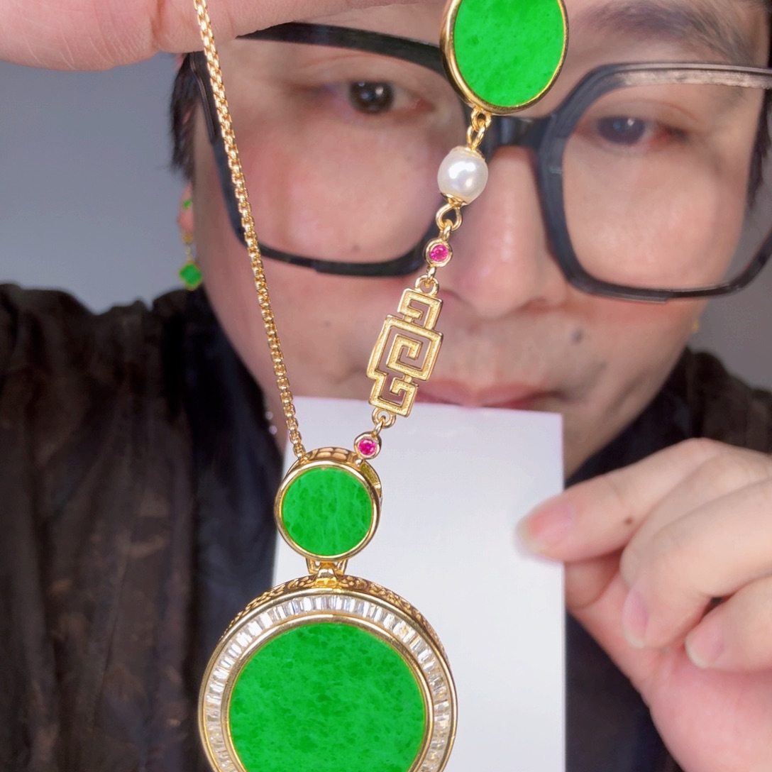 翡翠未镶嵌颈饰一件