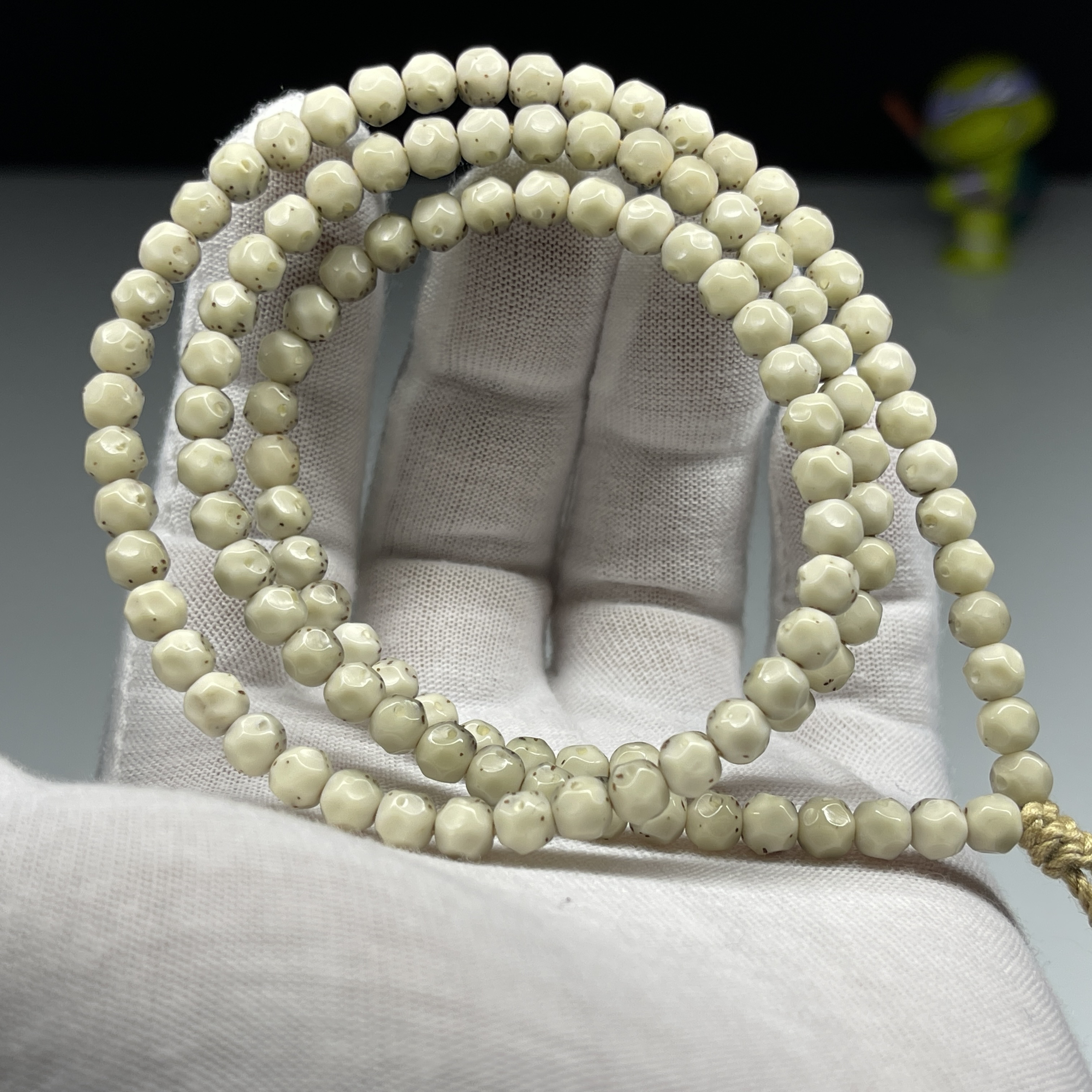 星月菩提脖挂 精卡5.7X5.1 精雕大留白无相同枝石玉灰润透料120粒