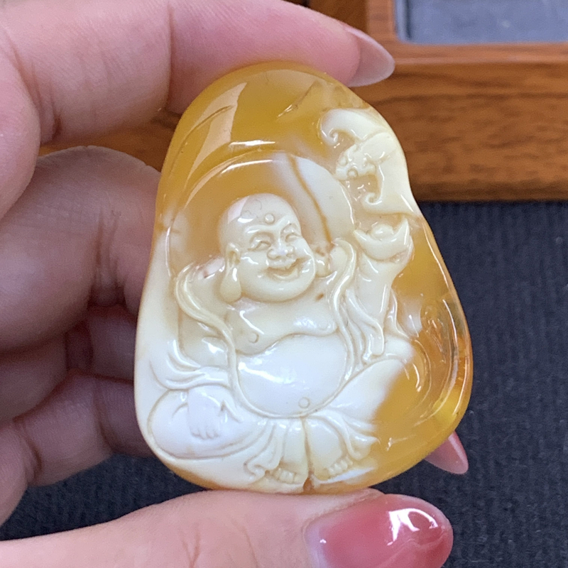 T114蜜蜡弥勒雕件吊坠尺寸35*45.3mm原矿雕刻挂坠巧雕牌子满工