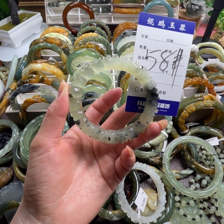 未镶嵌蛇纹石玉颈饰