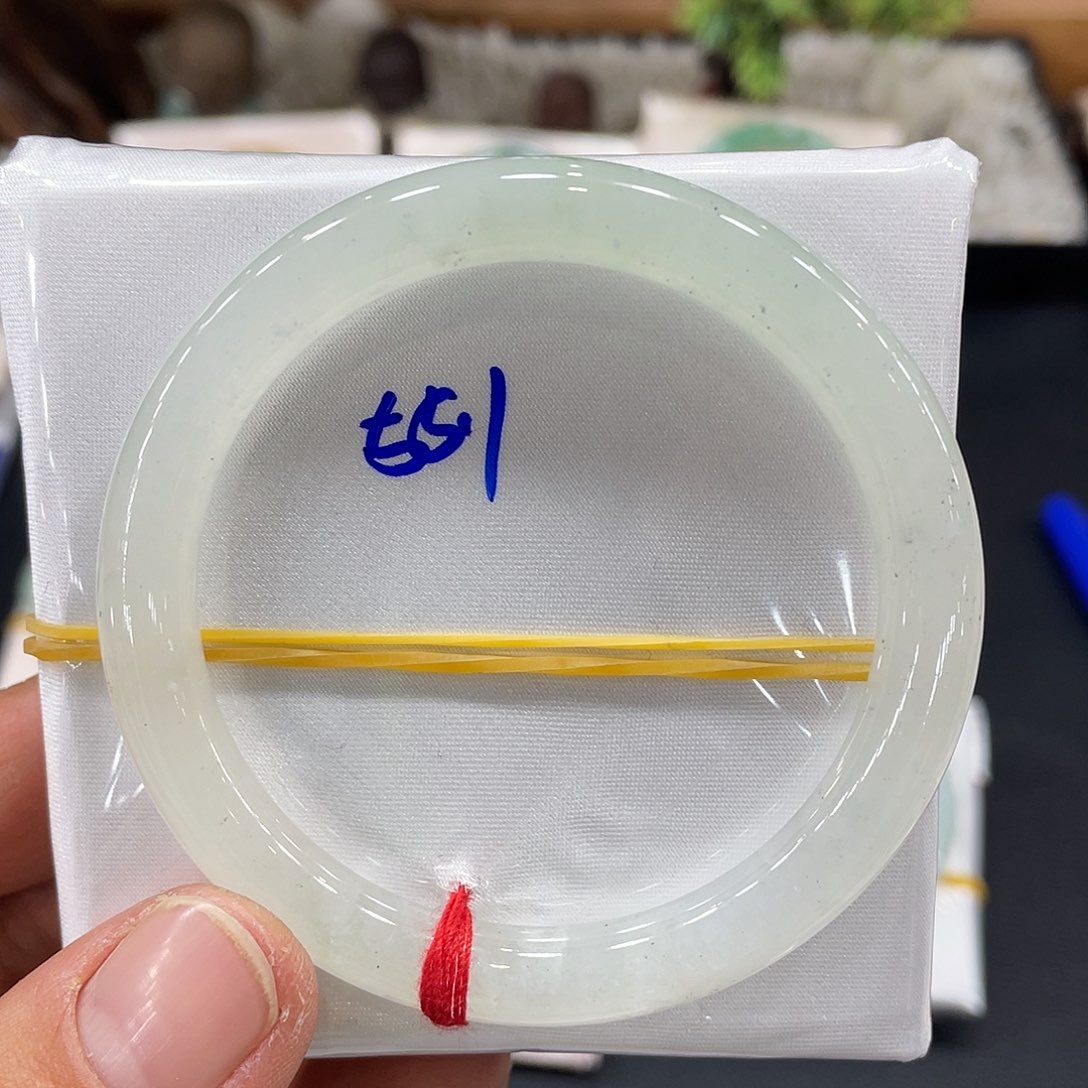 翡翠手镯未镶嵌翡翠
