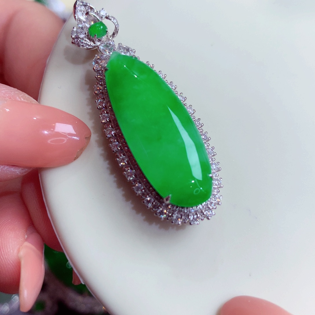 翡翠颈饰18K金镶嵌天然缅甸翡翠