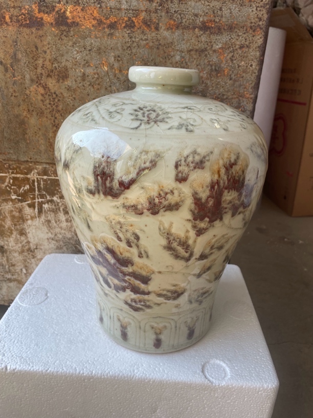 釉里红缠枝花卉梅瓶