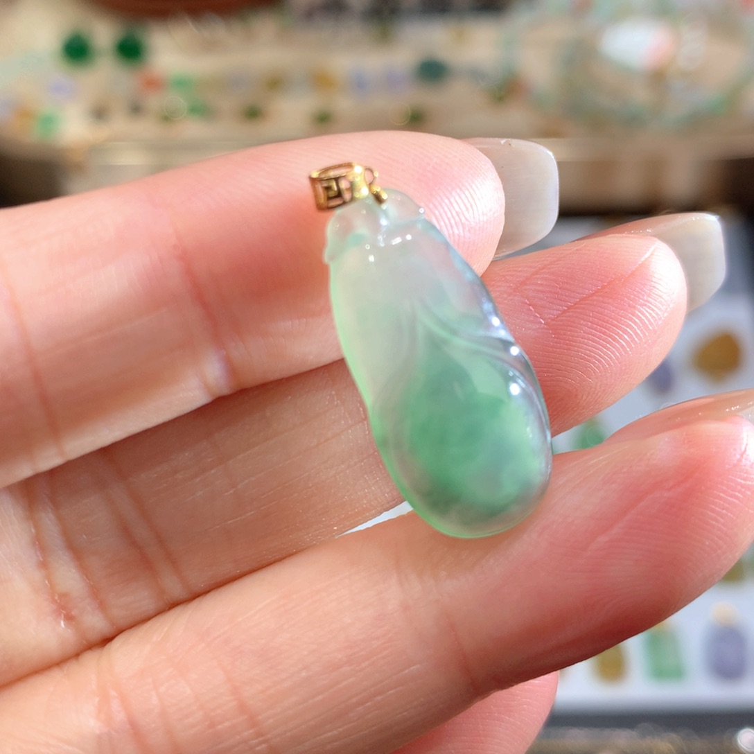 翡翠颈饰18K金镶嵌翡翠吊坠的未镶嵌