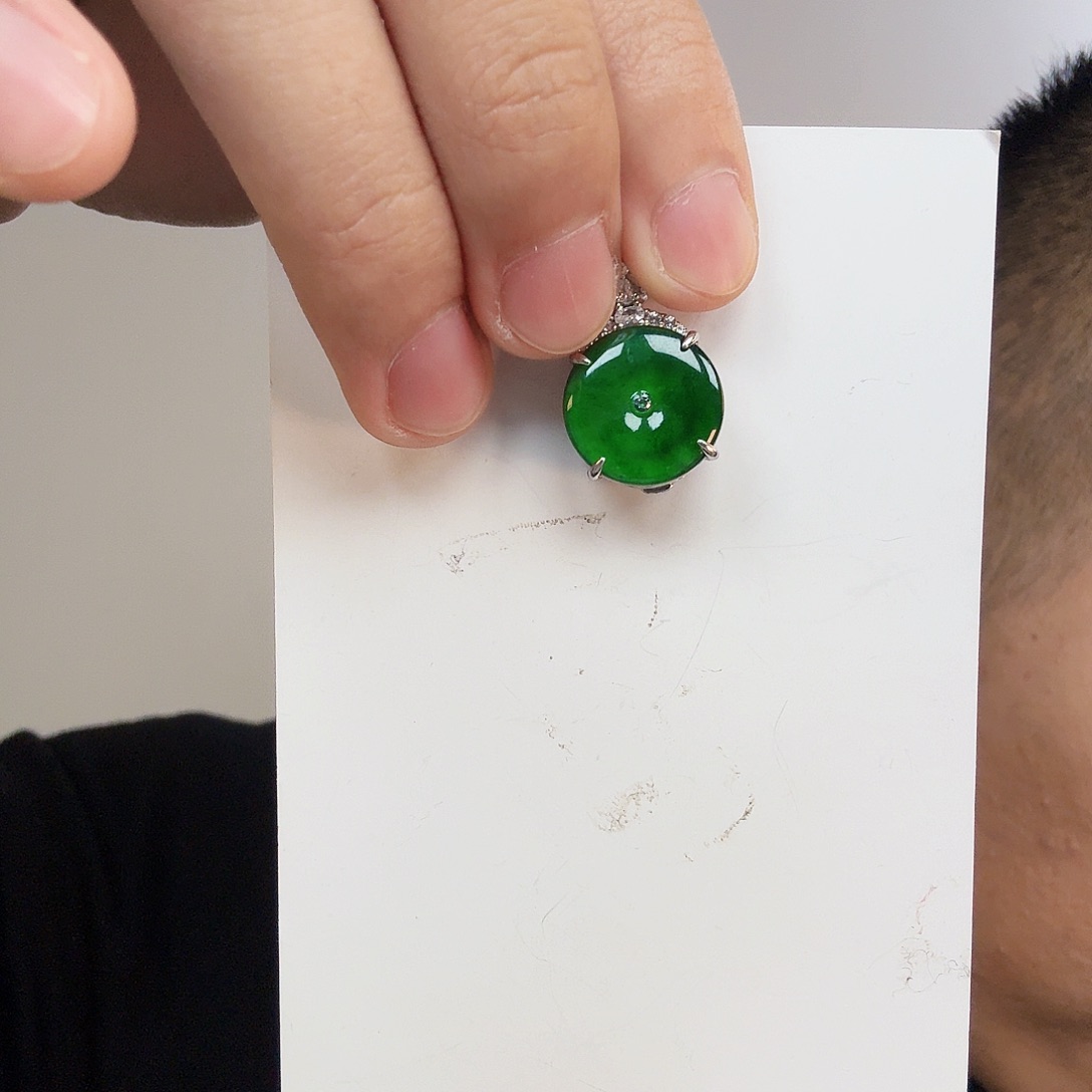 翡翠未镶嵌颈饰一件