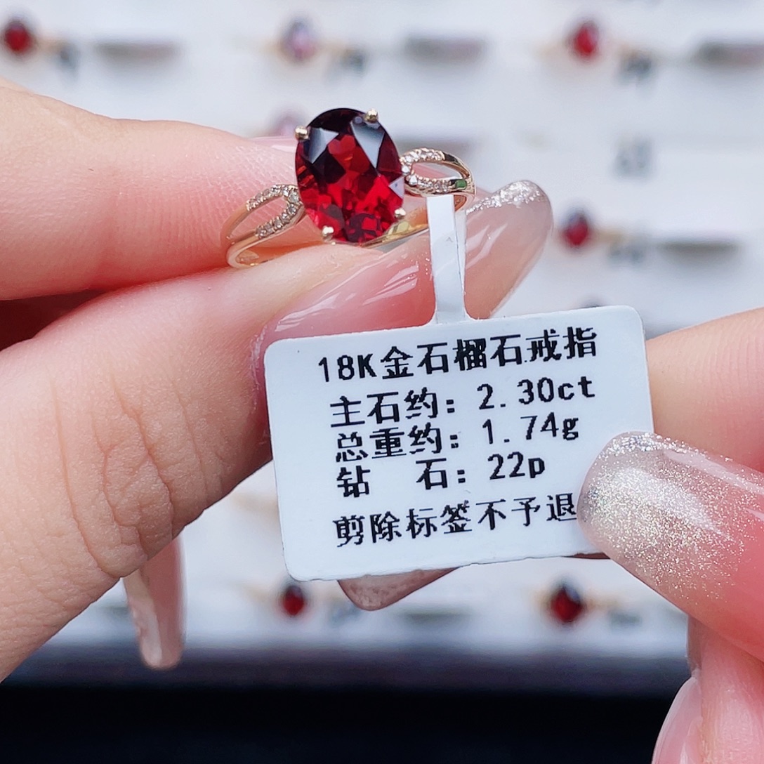 18K金镶嵌石榴石戒指