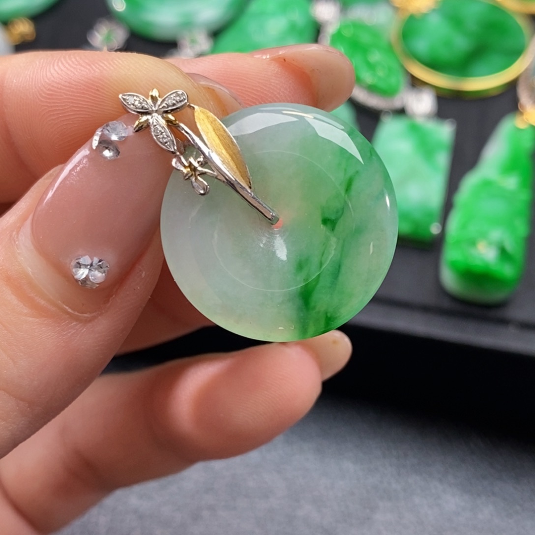 翡翠颈饰18K金镶嵌雨*翡翠