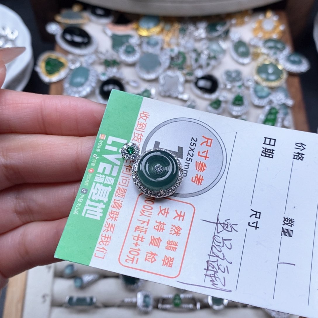 翡翠颈饰未镶嵌翡翠