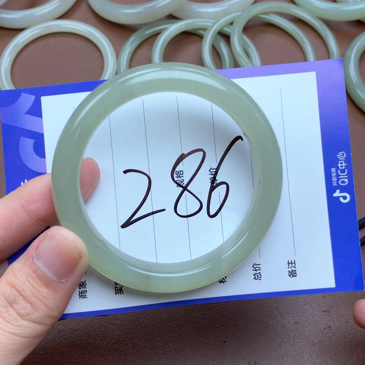 小***雯和田玉未镶嵌手镯