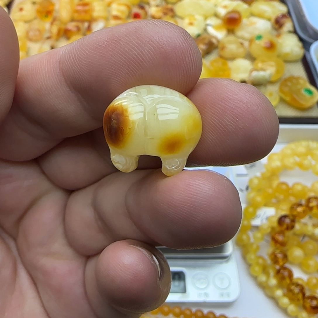 琥珀未镶嵌裸石1.76克有瑕