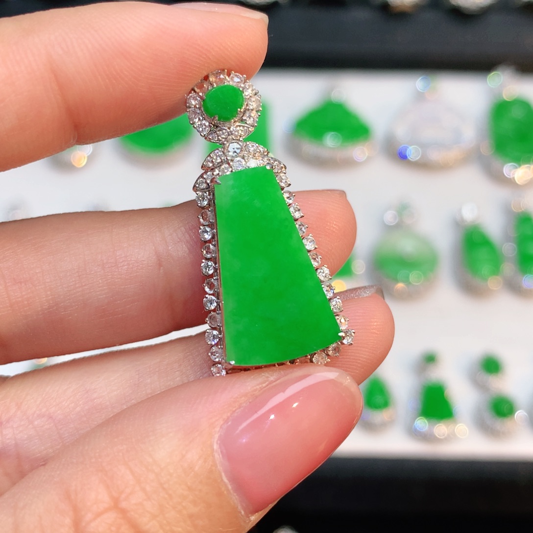 翡翠18K金镶嵌颈饰翡翠