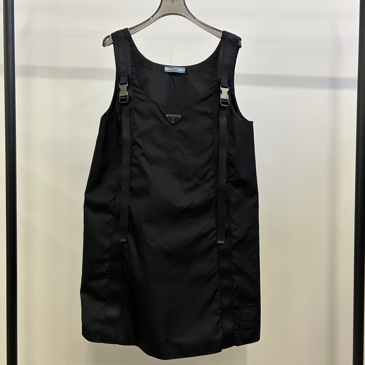 99新 Prada/普拉达 黑色尼龙三角标吊带连衣裙 GM001351
