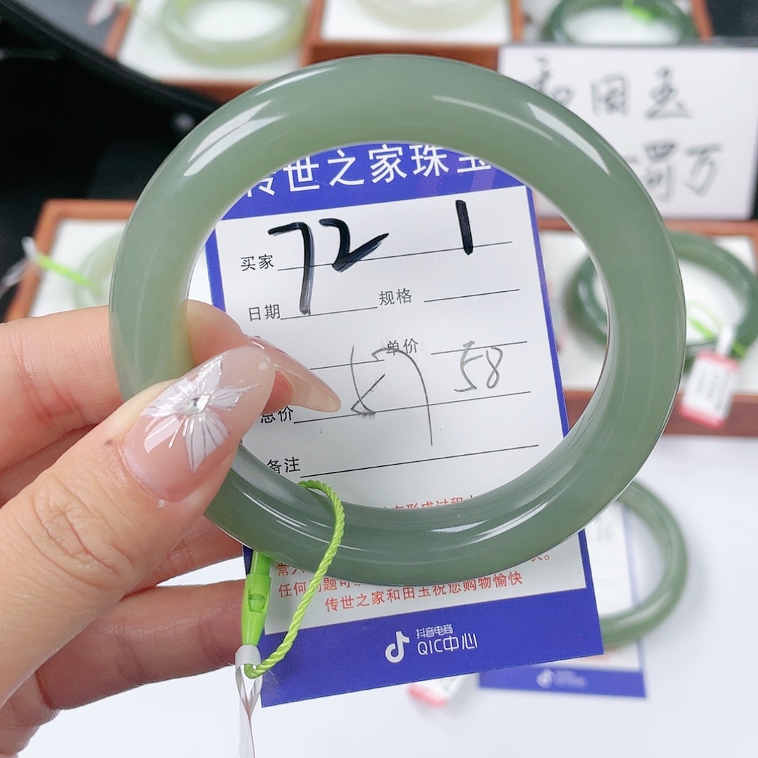 和田玉手镯未镶嵌