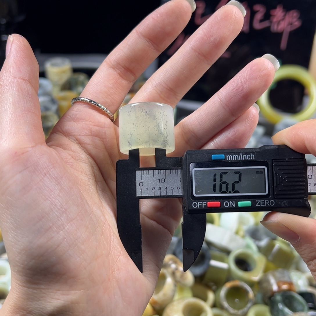 蛇纹石玉未镶嵌戒指