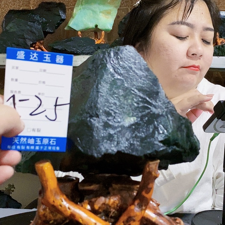 蛇纹石玉原石未镶嵌宁**翠