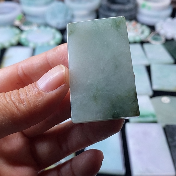 翡翠挂件未镶嵌翡翠的