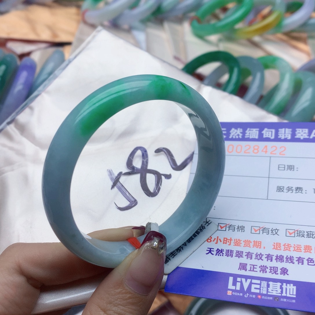 翡翠手镯未镶嵌翡翠手镯