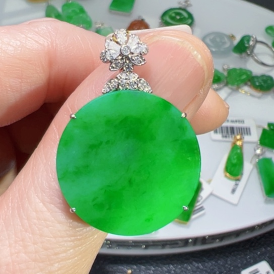 颈饰18K金镶嵌翡翠