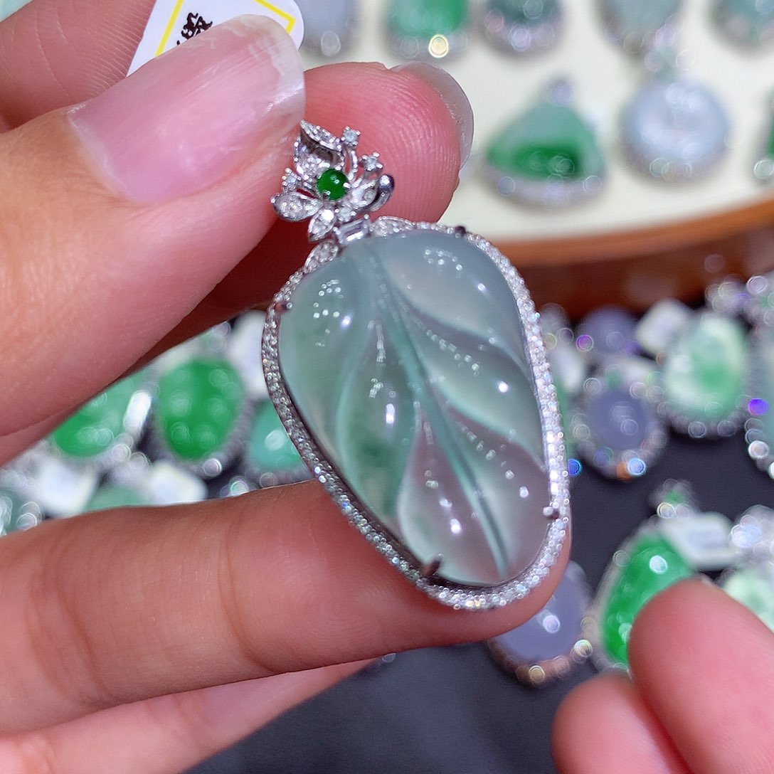 翡翠吊坠(不含链)18K金镶嵌