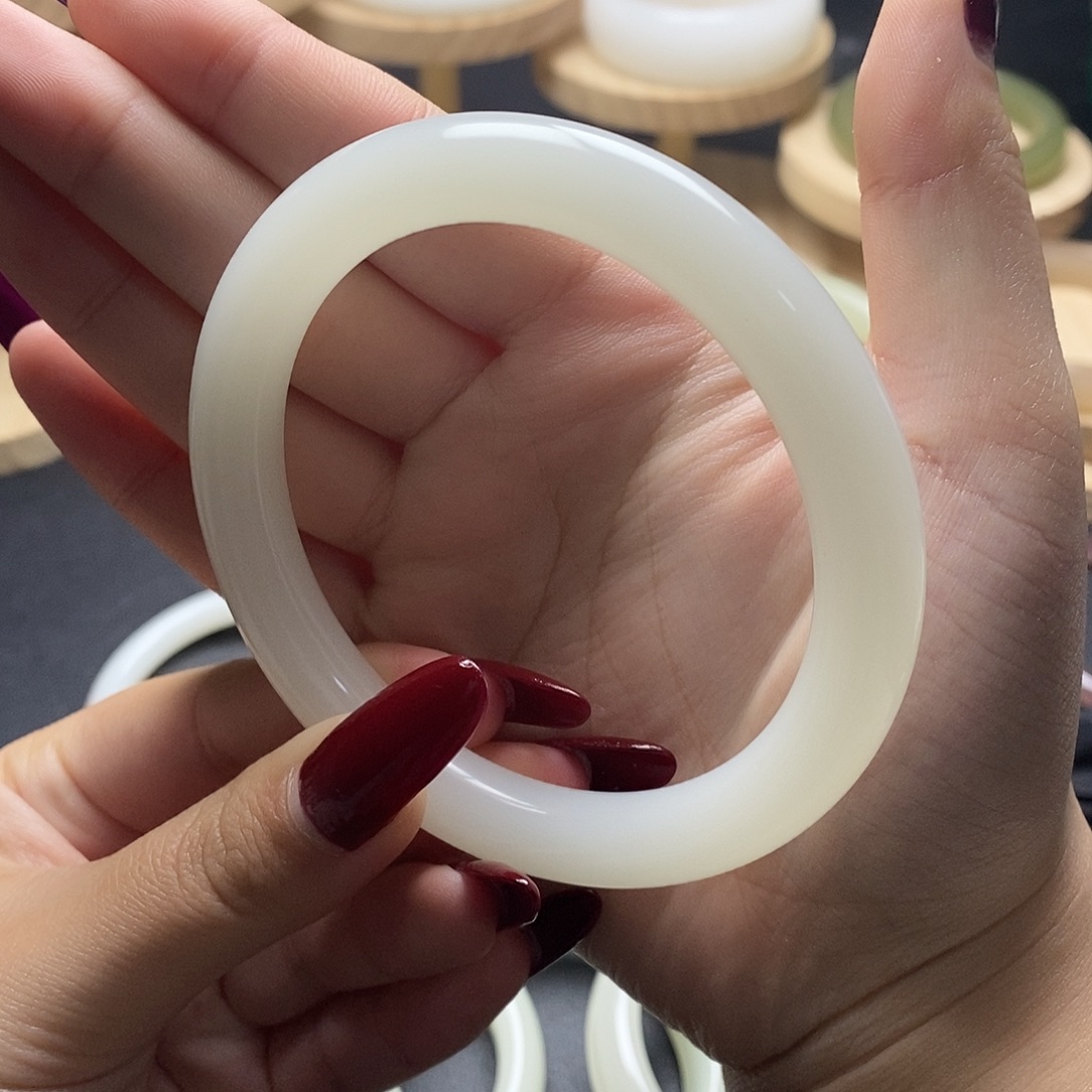 付****63圈口细圆条一级白手镯