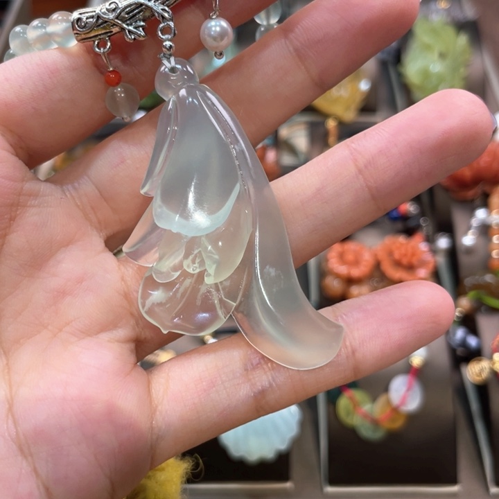 蛇纹石玉颈饰未镶嵌?**赋