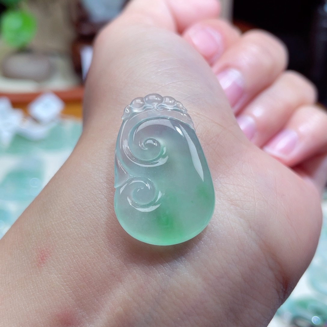 翡翠颈饰未镶嵌如意