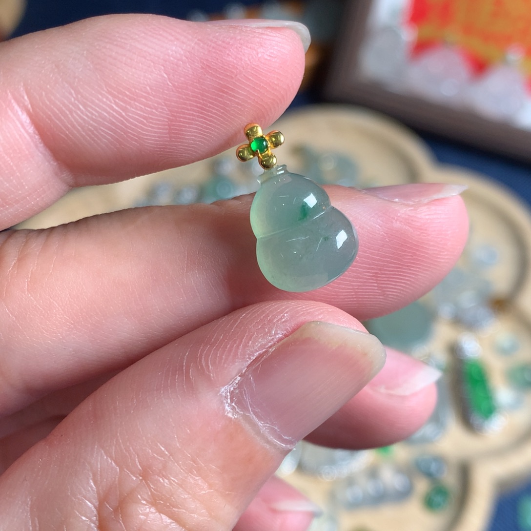 翡翠18K金镶嵌颈饰葫芦