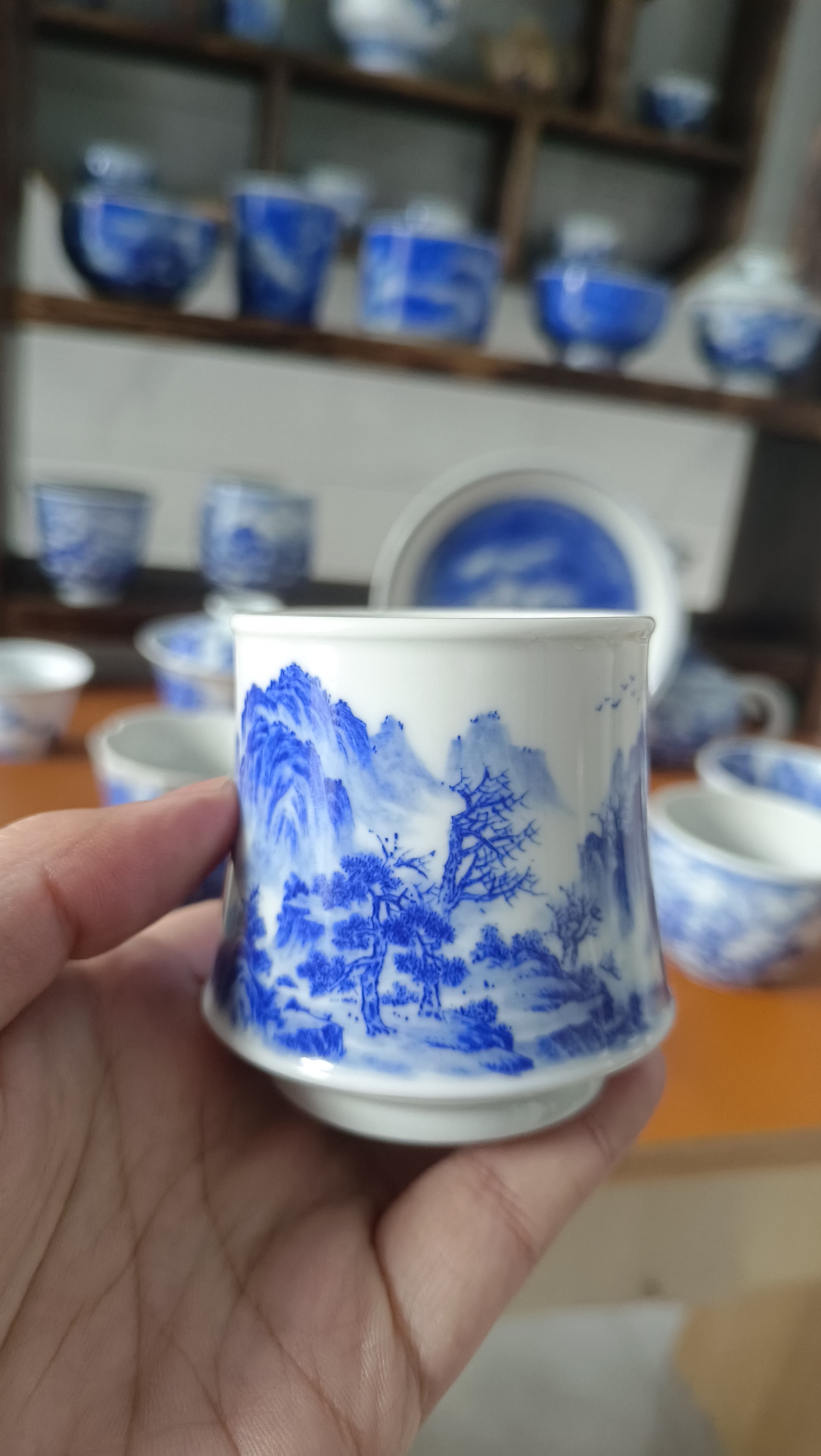 曹伟亲工青花马蹄山水的杯