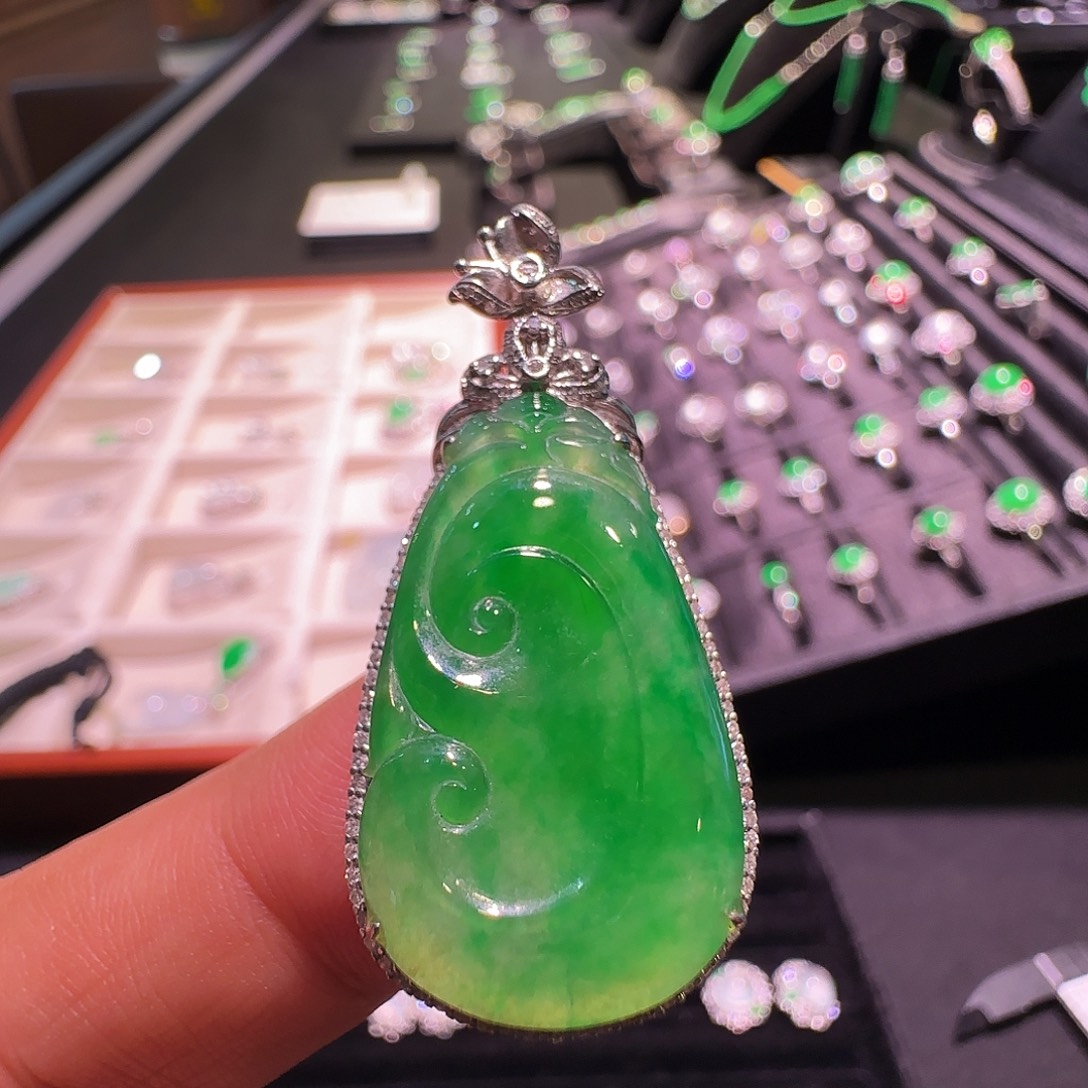 翡翠18K金镶嵌颈饰