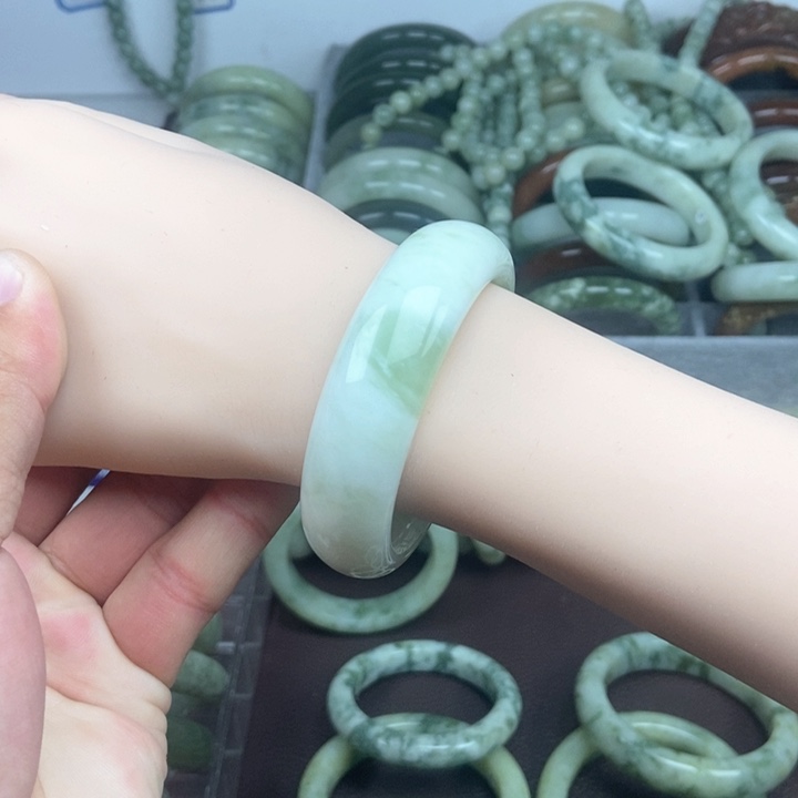 蛇纹石玉手镯未镶嵌