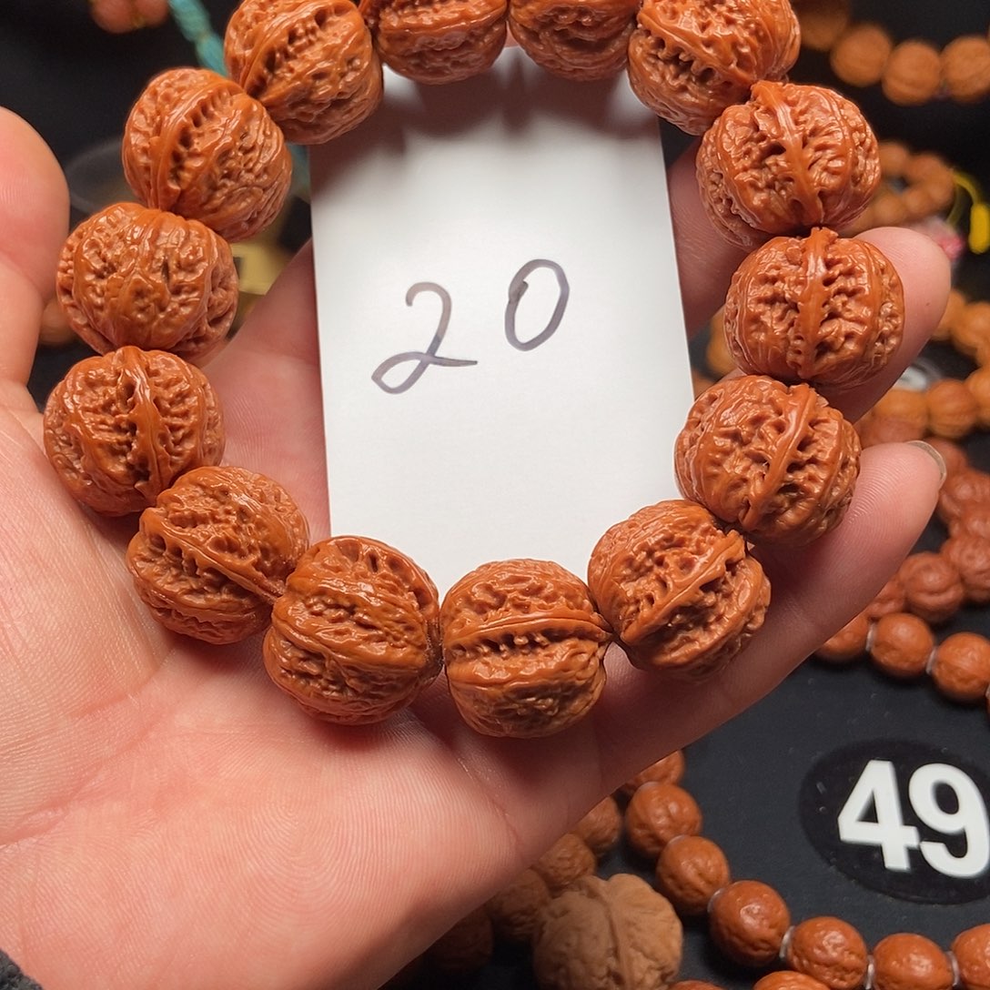 文玩核桃吊坠一**。八棱么盘24