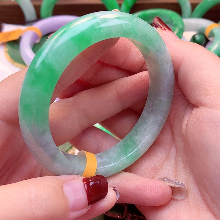 翡翠手镯未镶嵌翡翠