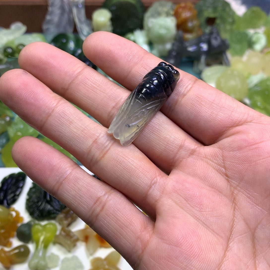 岫玉颈饰未镶嵌蝉