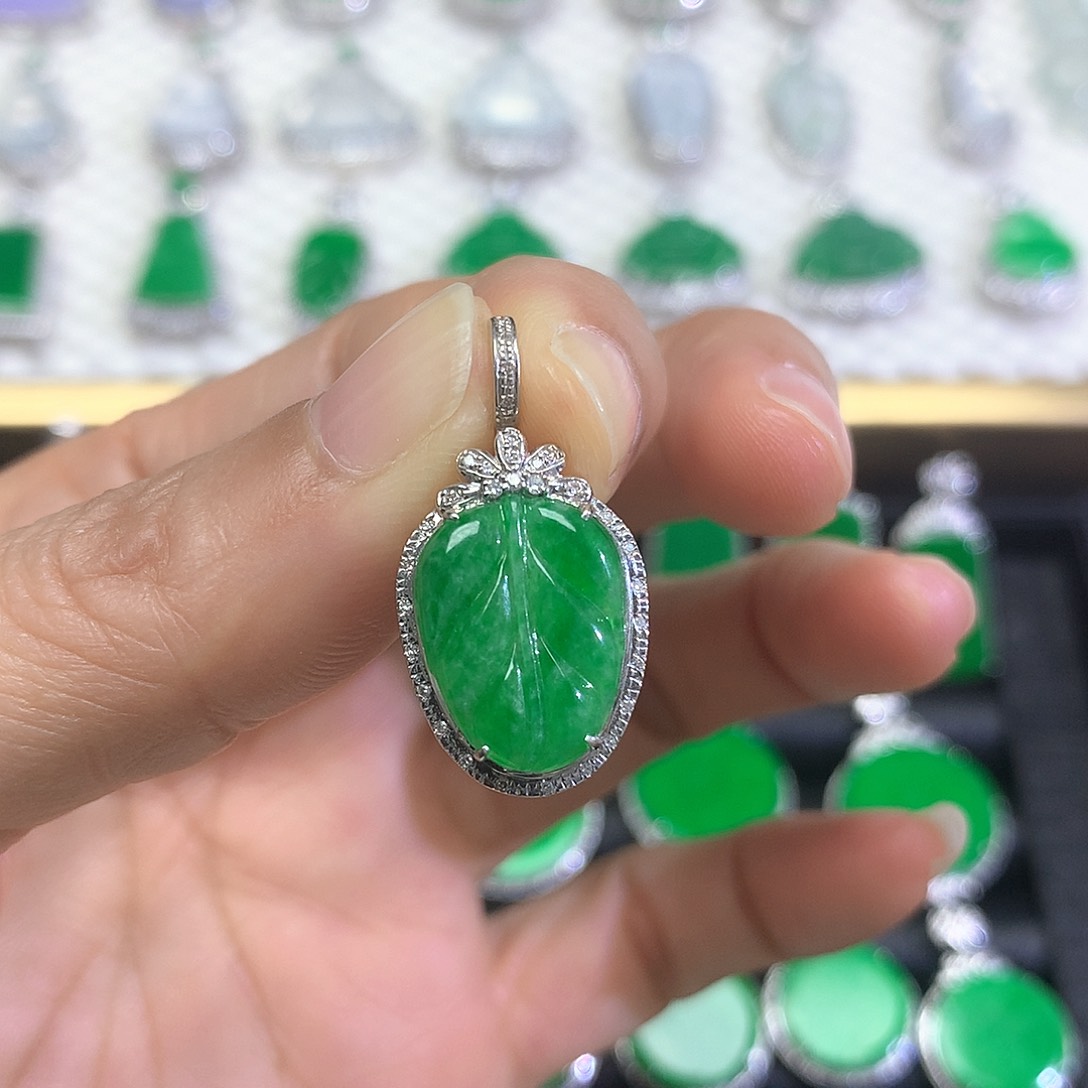 颈饰18K金镶嵌翡翠吊坠