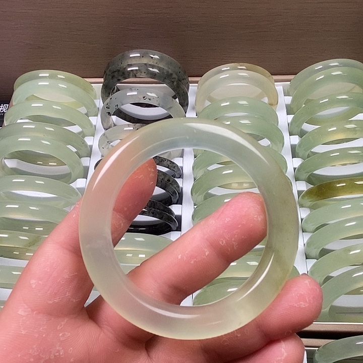 蛇纹石玉未镶嵌手镯