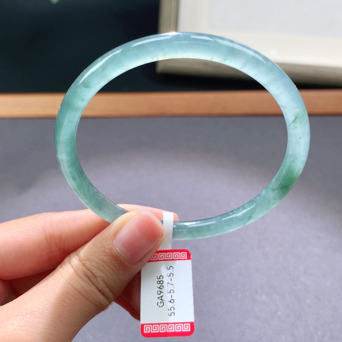 翡翠手镯未镶嵌天然翡翠手镯