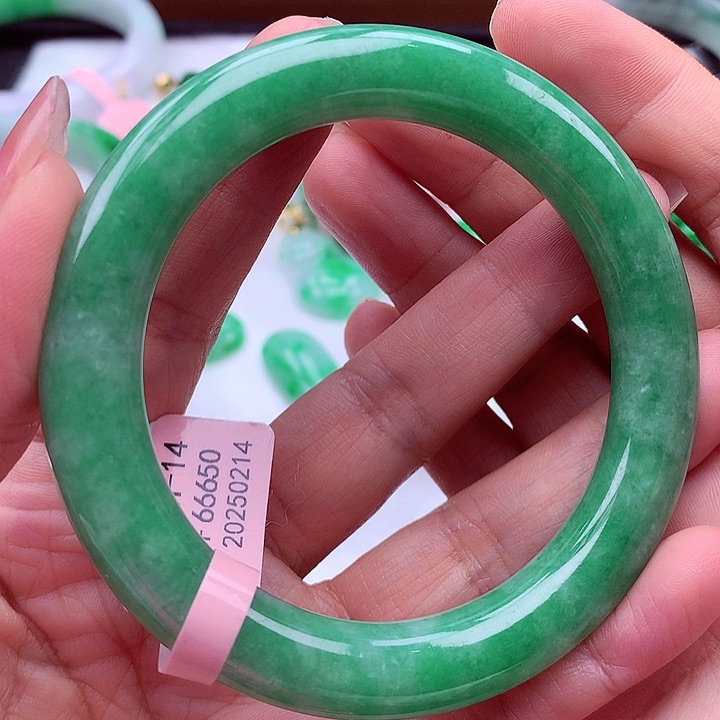 翡翠手镯未镶嵌翡翠