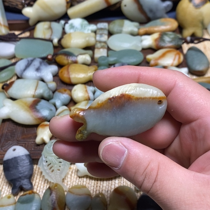 画***的蛇纹石玉未镶嵌颈饰