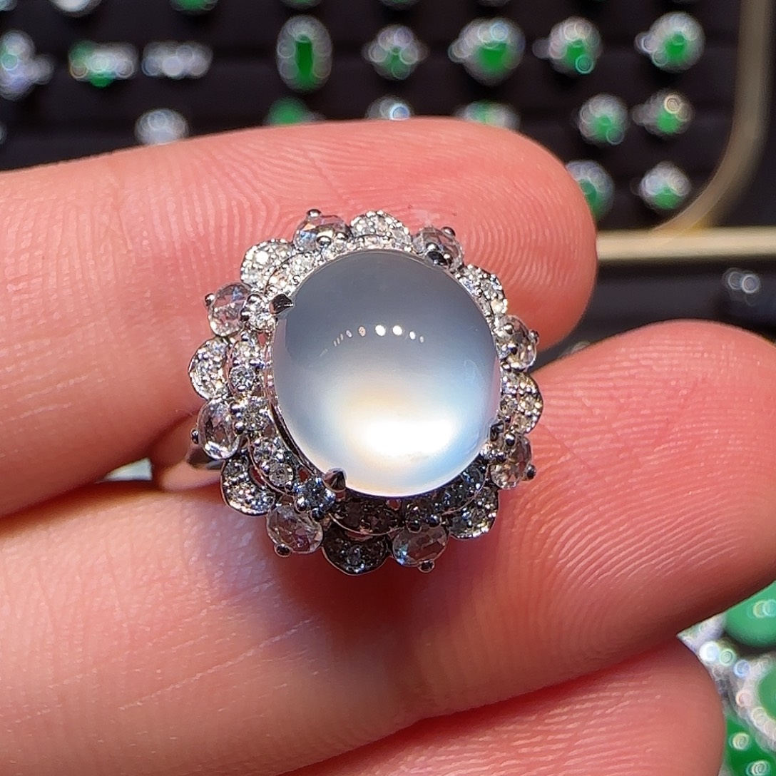 18K金镶嵌戒指翡翠戒指