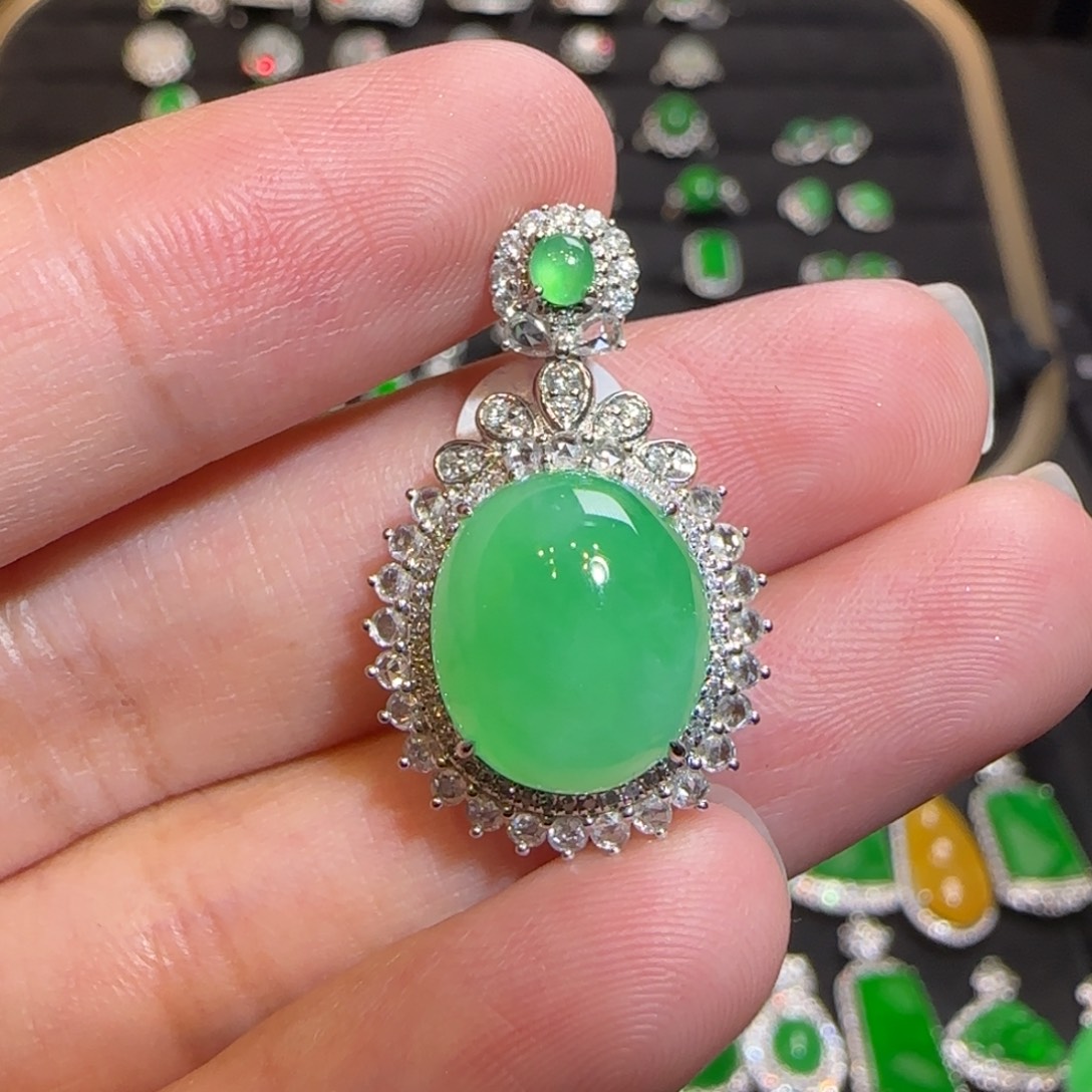 翡翠18K金镶嵌颈饰吊坠